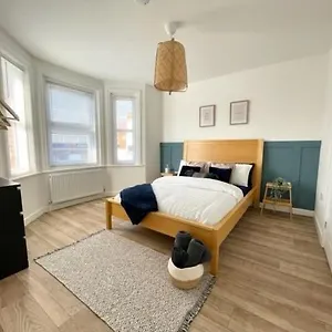 Central, Bright & Spacious - Parking Included Apartment
