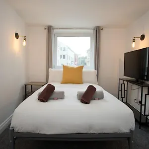 Bank - Prime Town Centre Location - Close To The Beach! Apartment